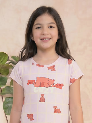 GIRLS short-sleeved pink pajama top with a pastel grid pattern and cartoon bears, the text "COZY" is printed on the front.