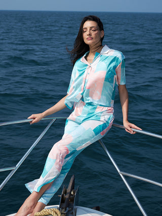 a women in boat weared a beautiful malubu abstract fornt open half sleeve pyjama set