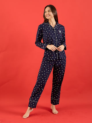 a women standing and weared full sleeve front open pyjama set